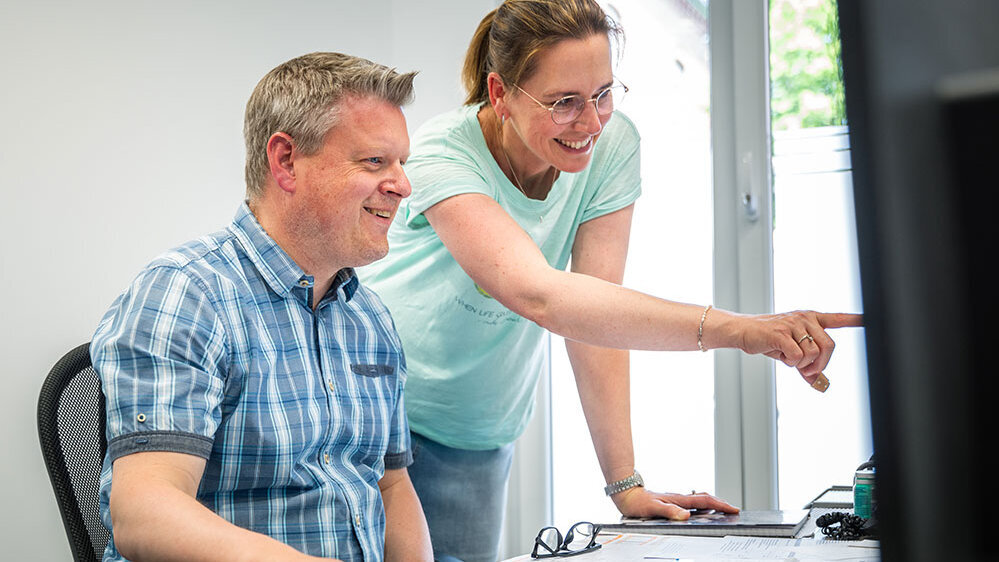 Mitarbeiter von Elektro Wehren im Büro am PC